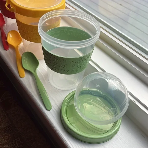 Set of 4 sturdy plastic parfait cups/w plastic dome and spoons-never used. - Picture 2 of 3